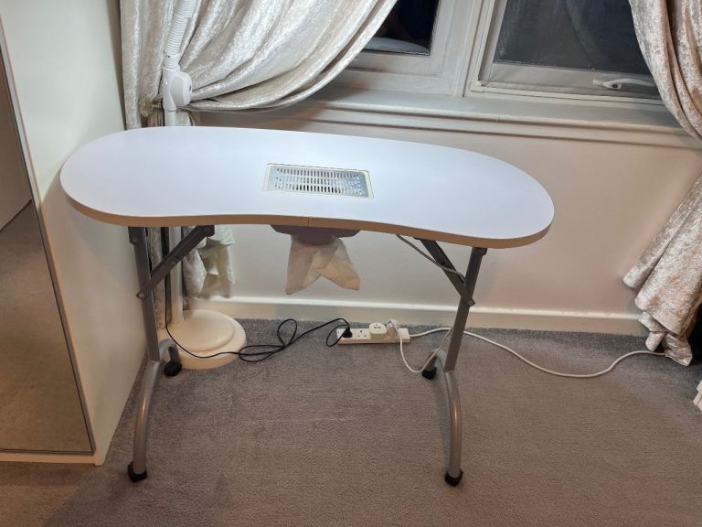 Nails foldable table with built-in extractor hood