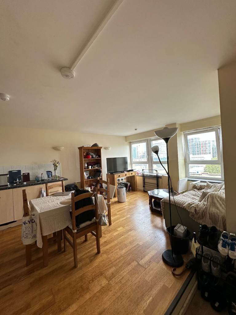 1 MONTH MAX - SHORTER OK Large double Ensuite bedroom in Woolwich near station