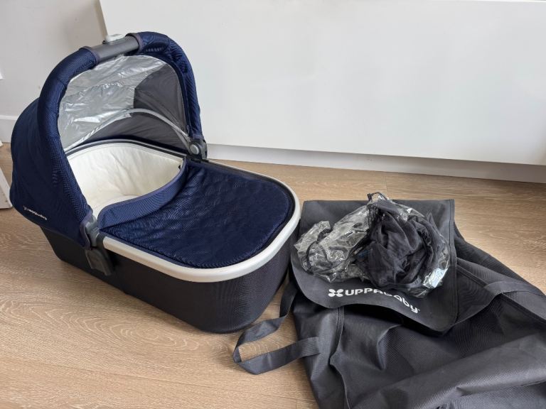 Uppababy bassinet with rain and mosquito cover and bag, collection from N19