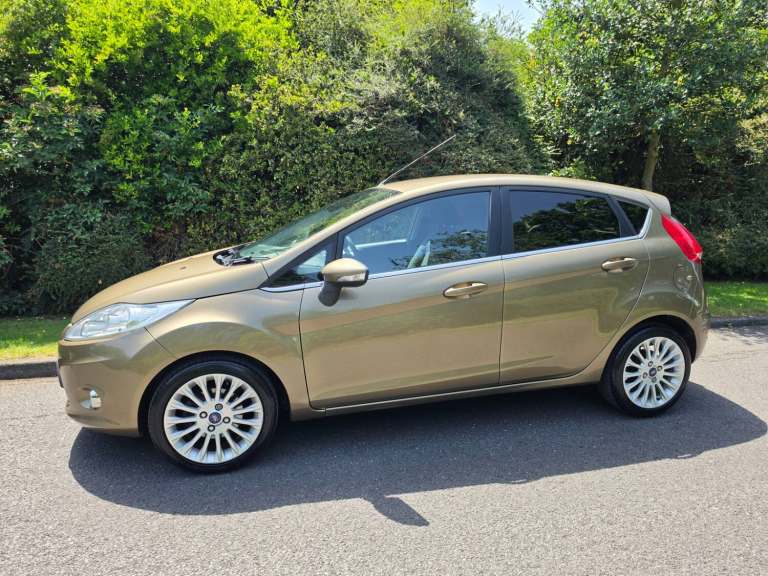 FORD FIESTA 1.4 TITANIUM - AUTOMATIC - 5DOOR **LOW MILES**