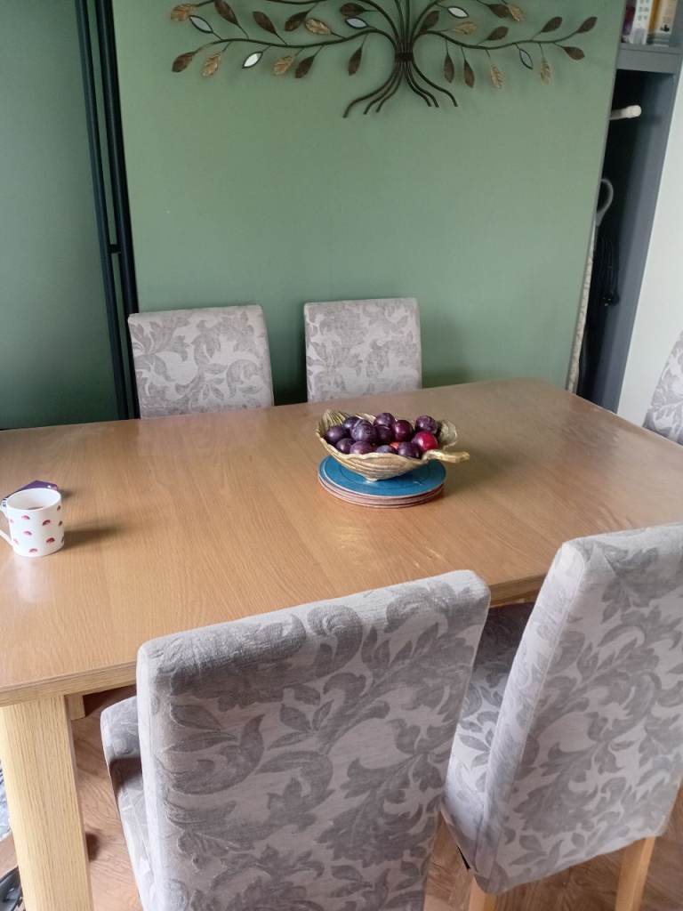 Table and 6 chairs 
