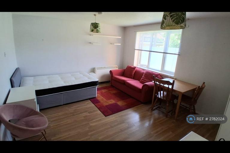 Studio flat in Swaythling Close, London, N18 (#2782024)