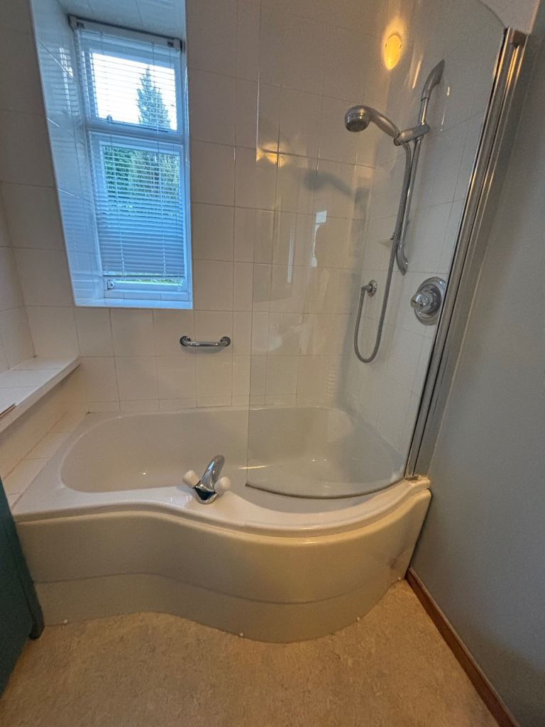 P-Shaped Shower Bath with Screen – Good Condition
