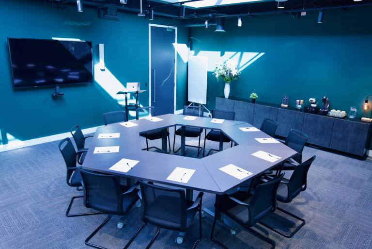 Congleton - CW12 1AX \ Large Office for Rent Customisable for 10 Desks