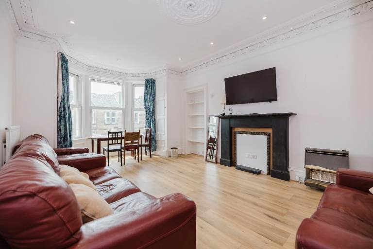 Stunning, 3 bedroom, 2 bathroom, HMO flat in Bruntsfield – available June