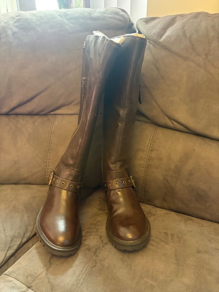 Woman’s boots curvy plus size 6