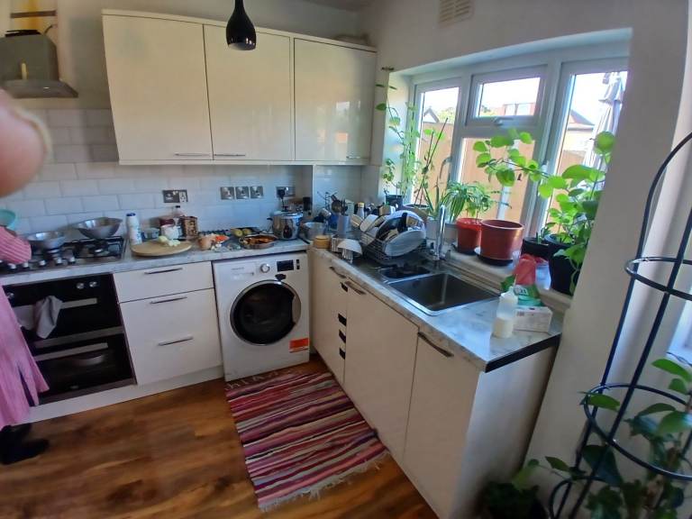 Spacious Single Room With ALL BILLS INCLUDED in Cheam Area In Sutton