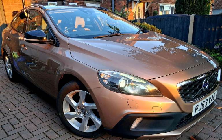 2013 Volvo v40;13m MOT(no advisories);43050mi;FSH(cambelt done);LEATHER;CHEAP RUN/TAX/INSURE;SatNav;