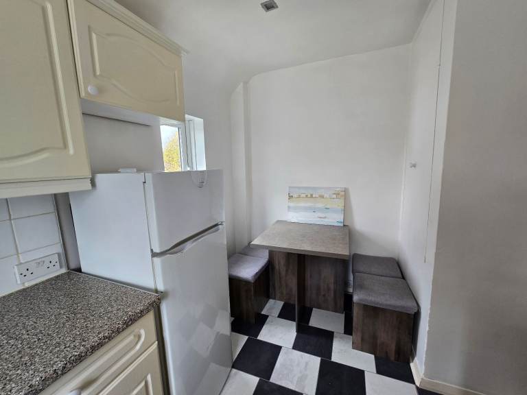 1 bedroom maisonette close to Worcester park station 