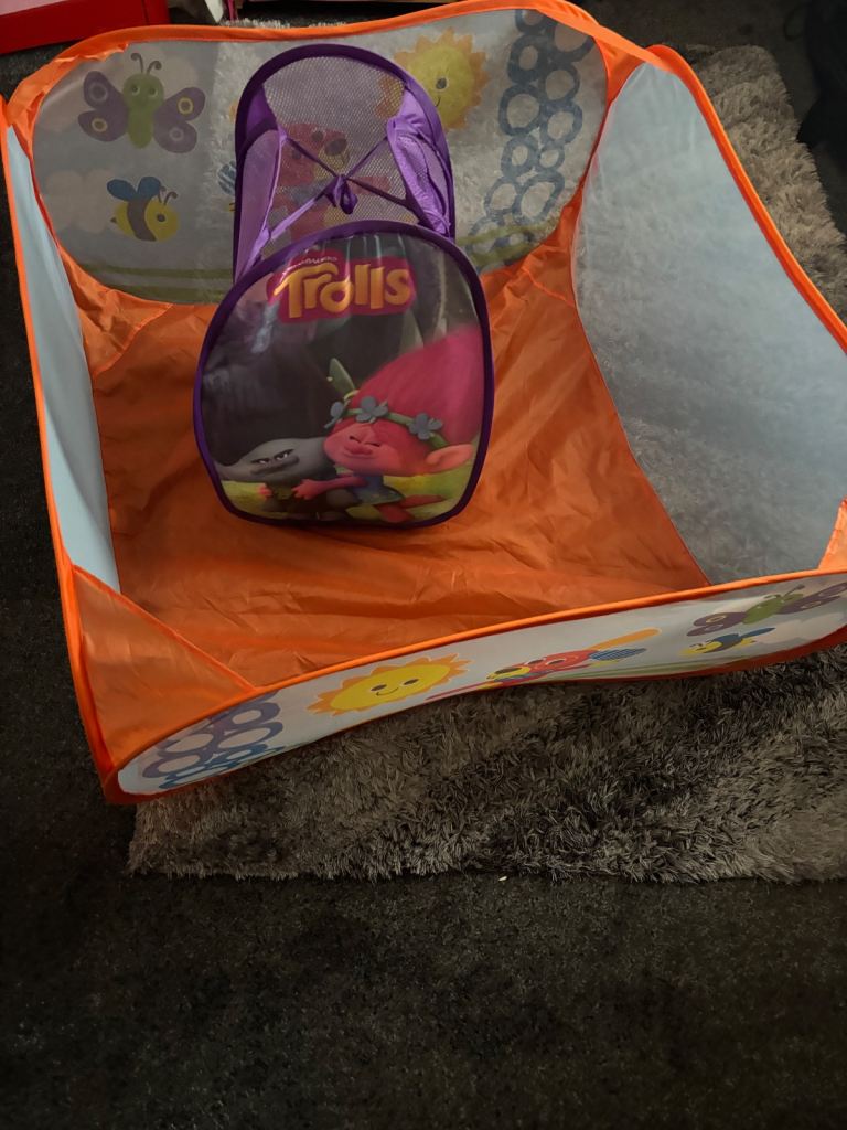 Children’s ball pit and balls