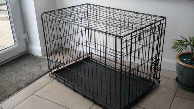 DOG CAGE/CRATE WITH TRAY. QUALITY MEDIUM SIZE. AS NEW