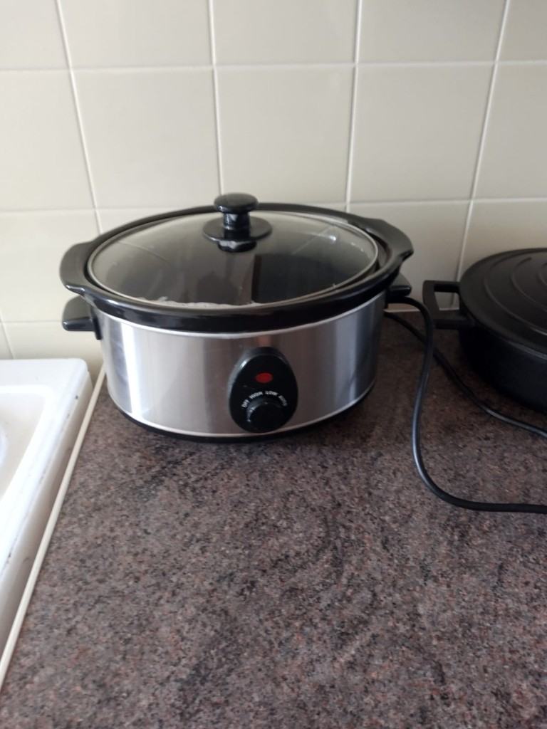 Slow cooker 