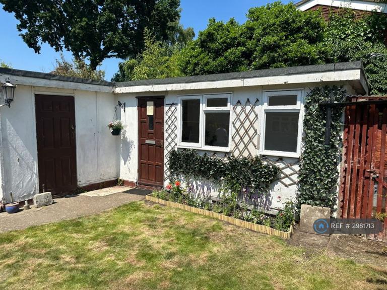 Studio flat in Liberty Lane, Addlestone, KT15 (#2981713)