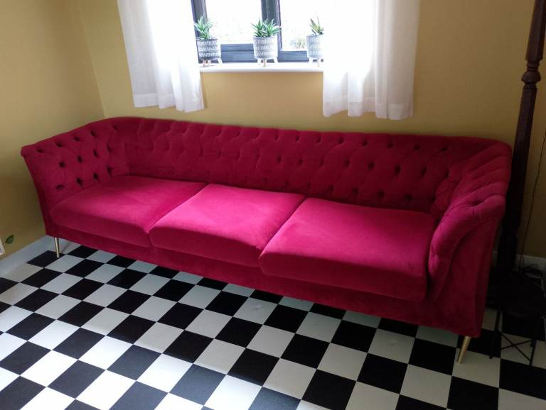 Large 4 seater red fabric chesterfield sofa