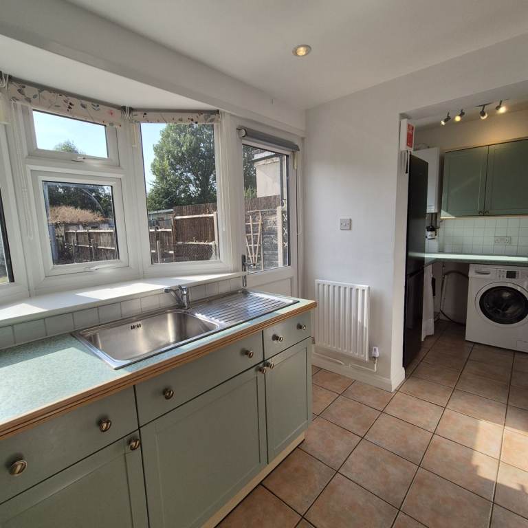 Very nice three bedroom FLAT for rent! CLOSE TO TRANSPORT LINKS & LOCAL SHOPS 