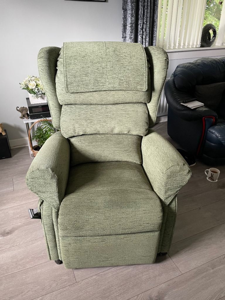 Green Fabric Recliner Chair with Electric Lift Assist – Good Condition