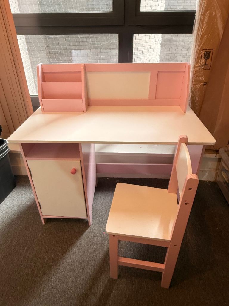 Playful Kids desk and chair seat 
