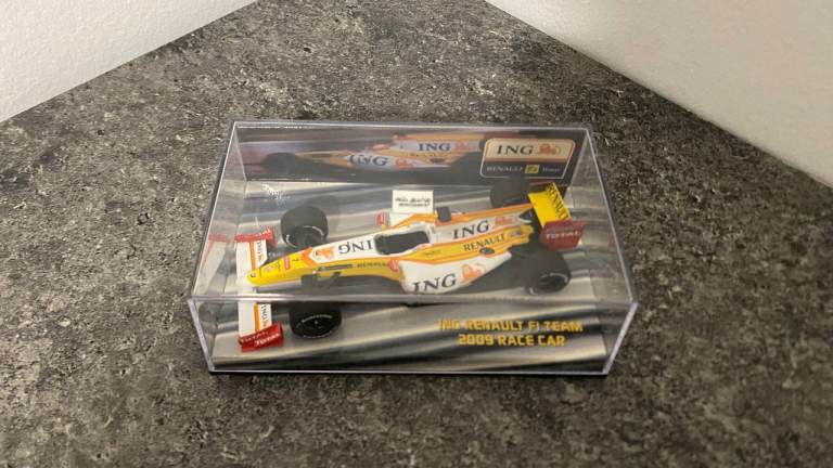 Renault F1 Team 2009 Race car model collectable