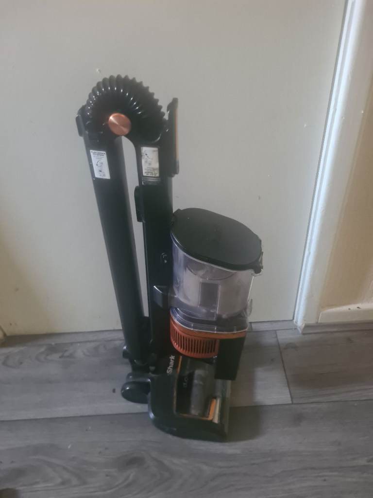 Shark Cordless Stick Vacuum Cleaner – Good Condition 55 pound 