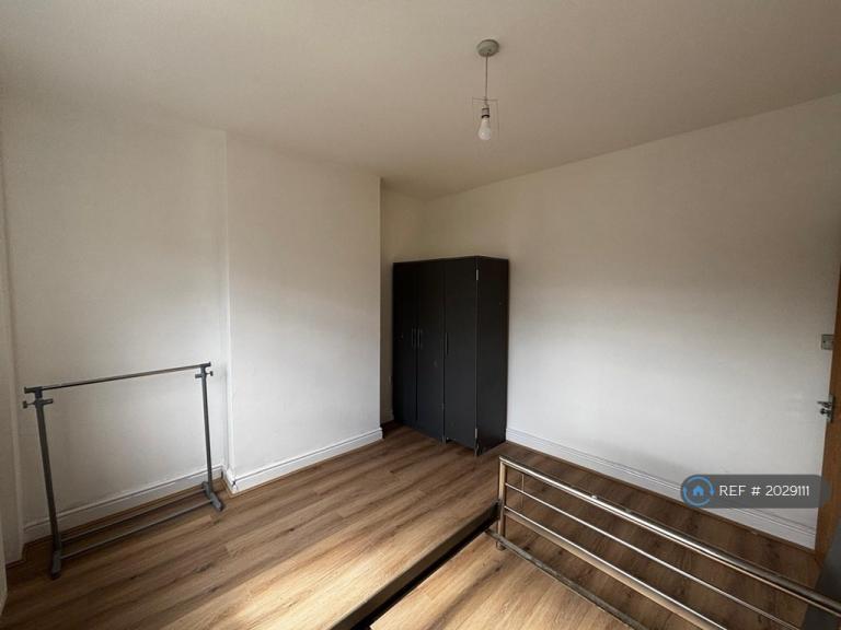 1 bedroom in Boundary Road, London, SW19 (#2029111)