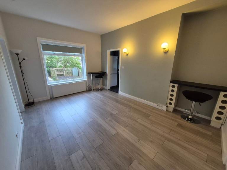 2/3 bedroom flat newly renovated in the Cardonald/Hillington area 