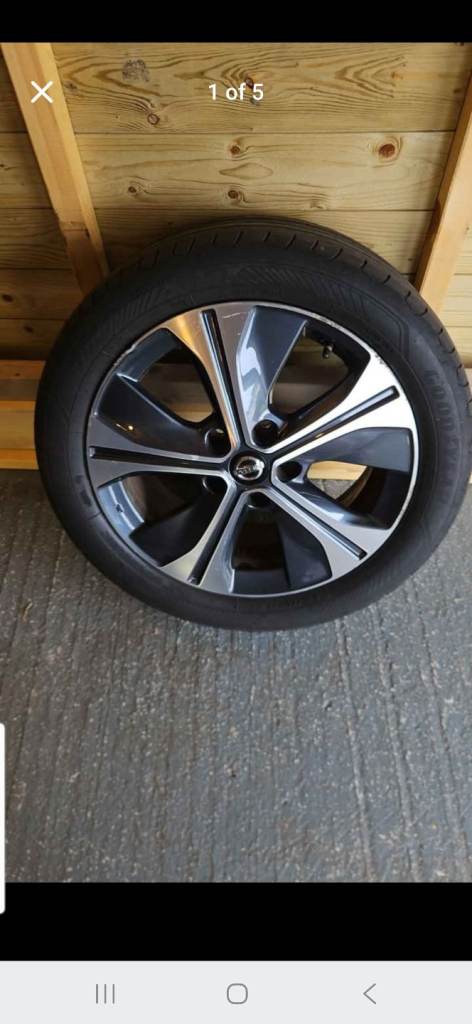 Nissan LEAF ze1 17 inch alloy wheel 215 50 17 tyre