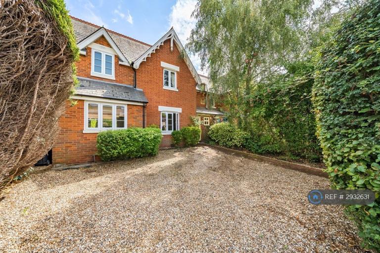 3 bedroom house in Tortosa, Virginia Water, GU25 (3 bed) (#2932631)