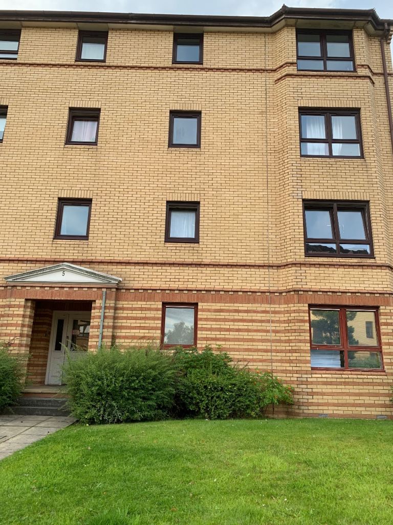 2 bedroom flat in west end 