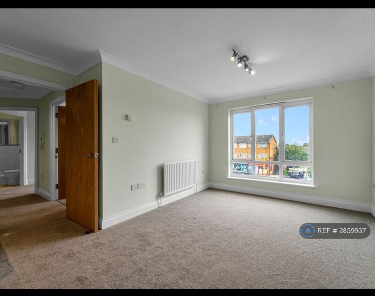2 bedroom flat in Staines Road West, Ashford, TW15 (2 bed) (#2859937)