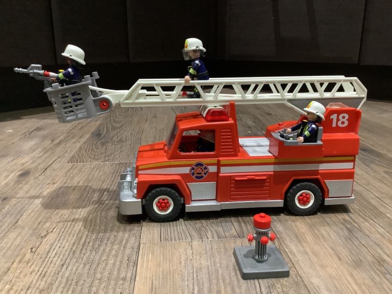 REDUCED !! Playmobil City Fire Engine with Ladder Unit, Flashing Lights & Sounds, Fire Crew & Acc’s