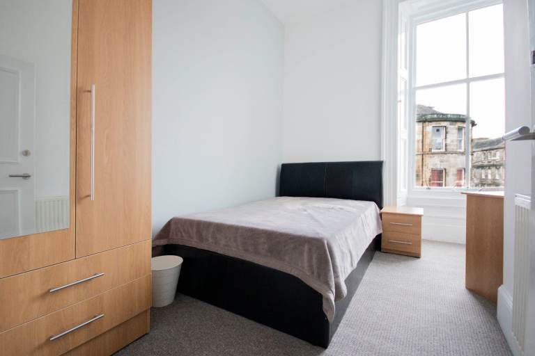 DOUBLE ROOM for flat share located in large, 8-bedroom HMO flat in Newington – bills included