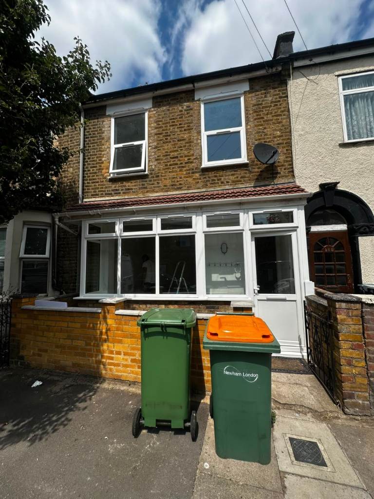 3 bedroom house in e13 to rent