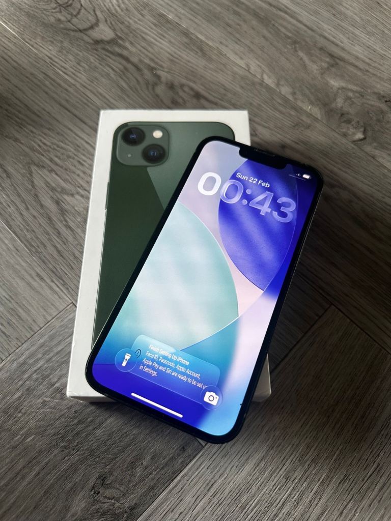 Apple iPhone 13 in Green