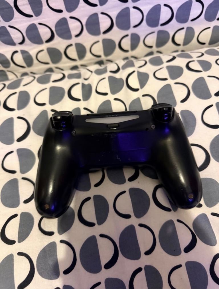 PS4 CONTROLLER