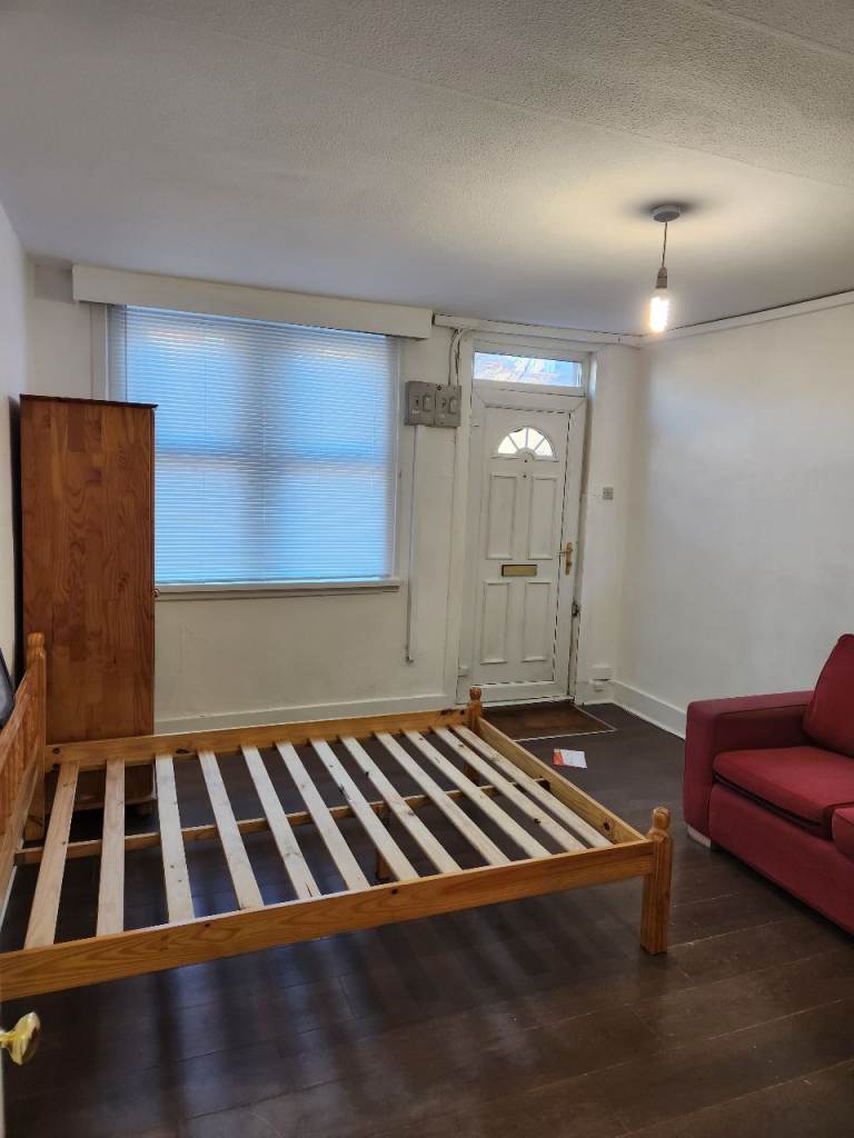 Ground Floor Studio Flat to Let on Mansfield Road Ilford IG1 3BB