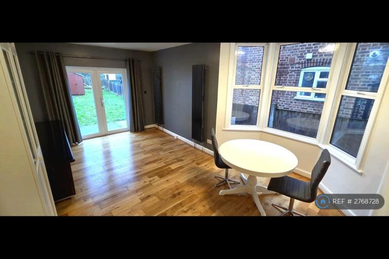 1 bedroom flat in Evelyn Street, London, SE8 (1 bed) (#2768728)