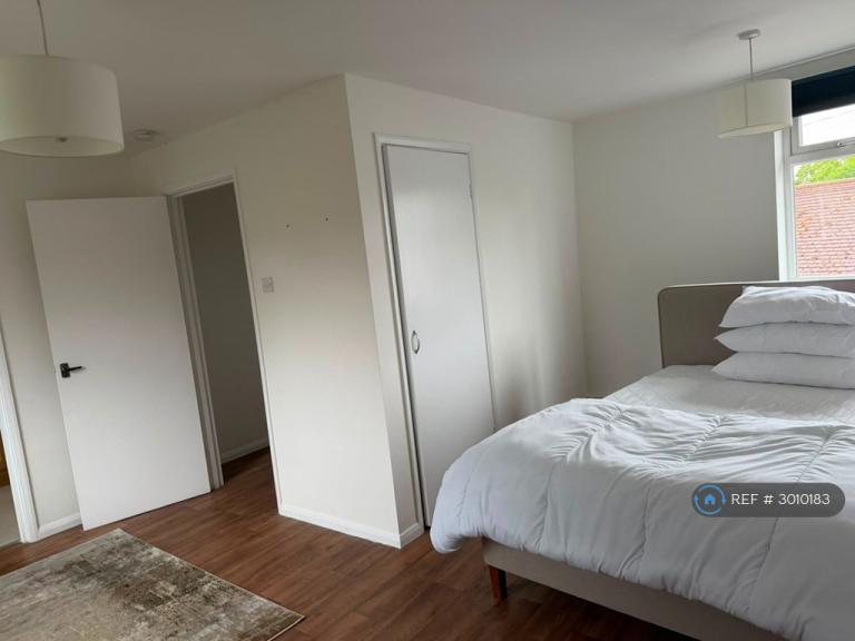 Studio flat in Orchard Lane, East Molesey, KT8 (#3010183)