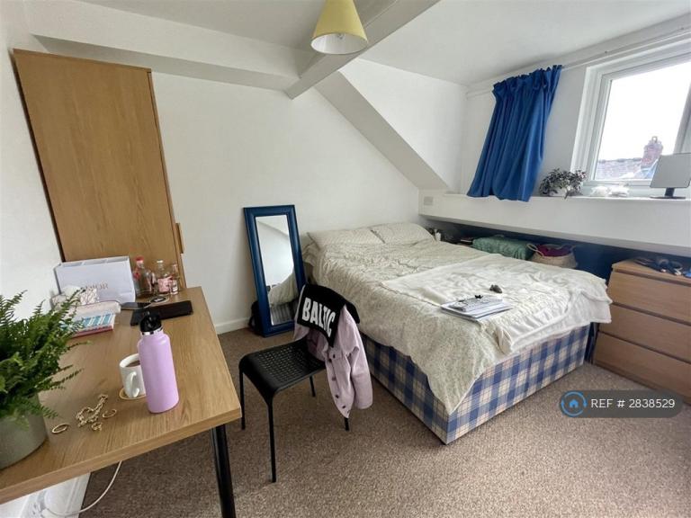 3 bedroom flat in Malcolm Street, Newcastle Upon Tyne, NE6 (3 bed) (#2838529)