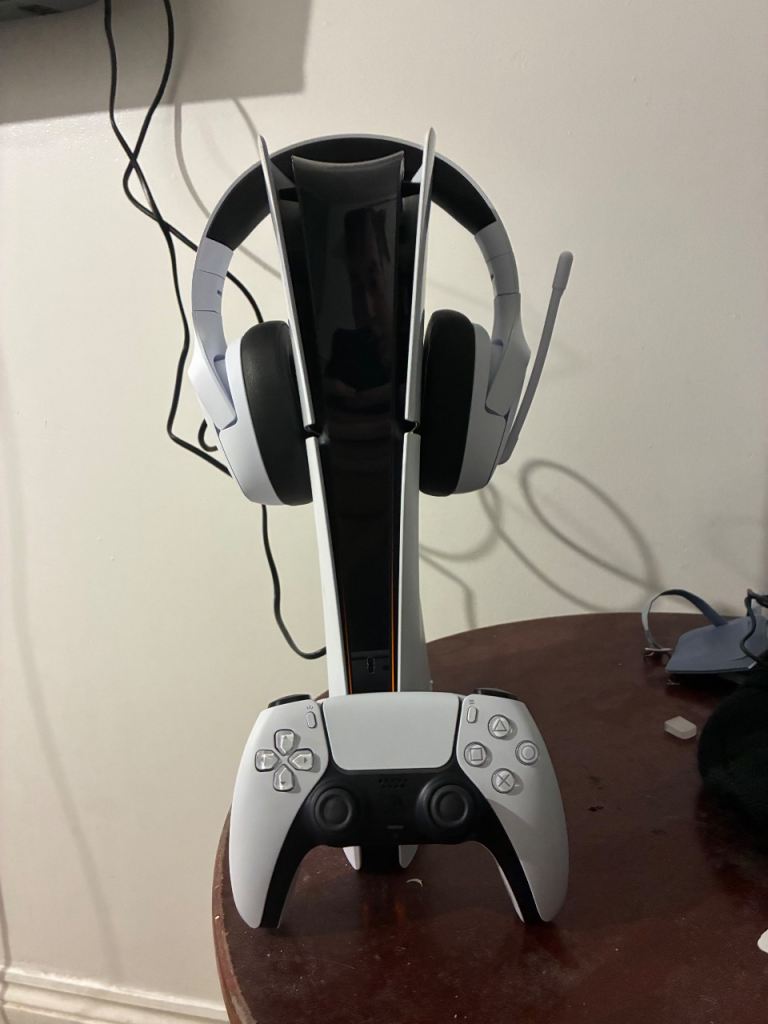 Ps5 Slim Digital edition- 825gb (wireless headset included)