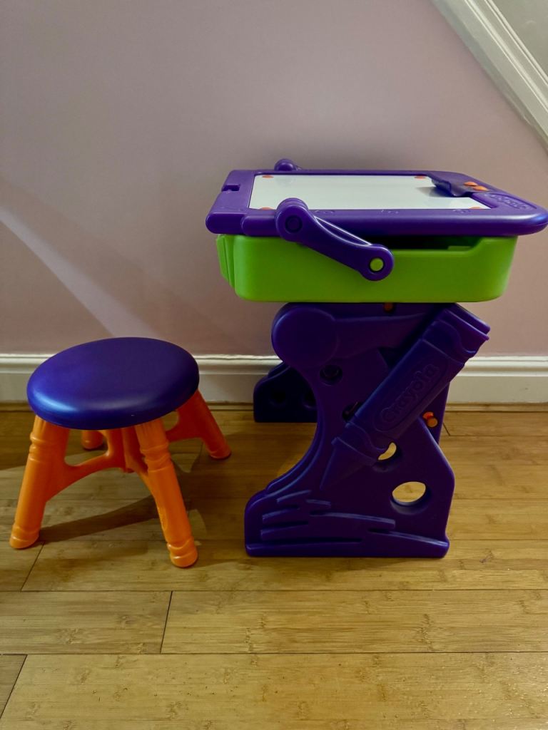 Crayola My first art studio easel, stool and magnetic letters / numbers