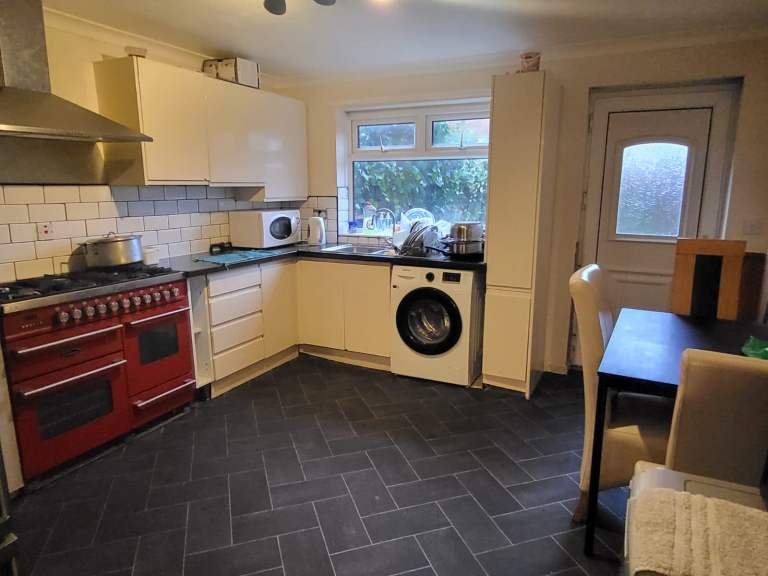 Flat share £400 PCM