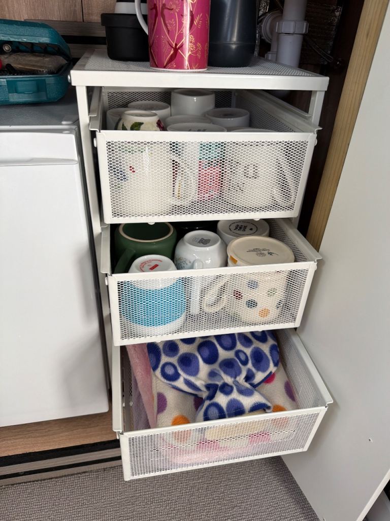 White Mesh Pull-Out Storage Unit with 3 Baskets