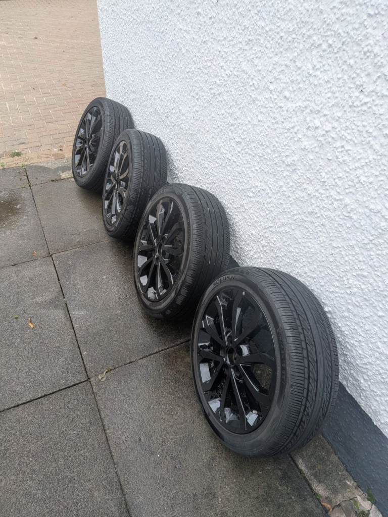 ​18" Gloss Black Alloy Wheels with Kumho Tyres (5x112 - SsangYong Tivoli / VW / Audi / Merc)
