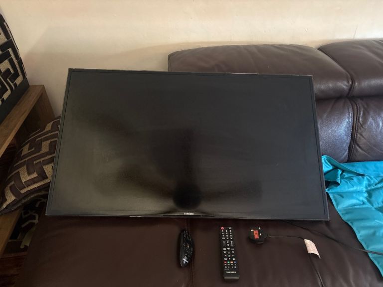 Samsung TV with Remotes – Good Working Condition