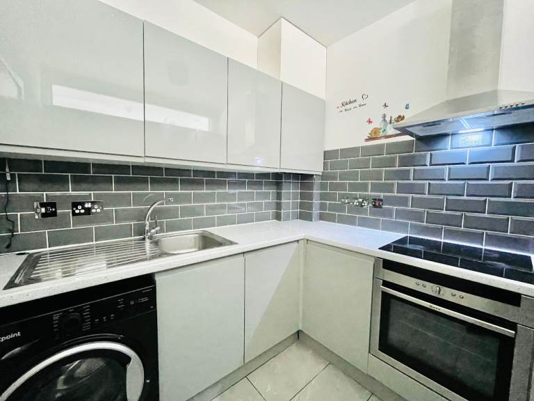 Modern Bright 2-3 Bedroom Apartment with new Kitchen close to Thameslink Cricklewood Broadway NW2