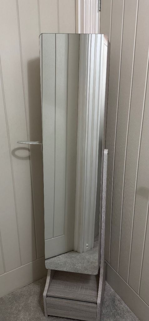 Mirrored jewelry unit 
