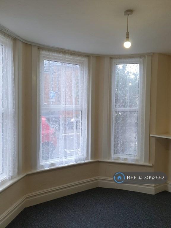 1 bedroom flat in Salisbury Road, Bournemouth, BH1 (1 bed) (#3052662)