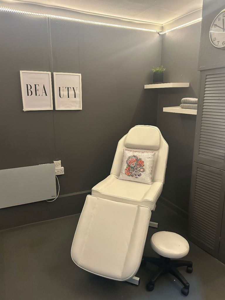 Beauty room to rent