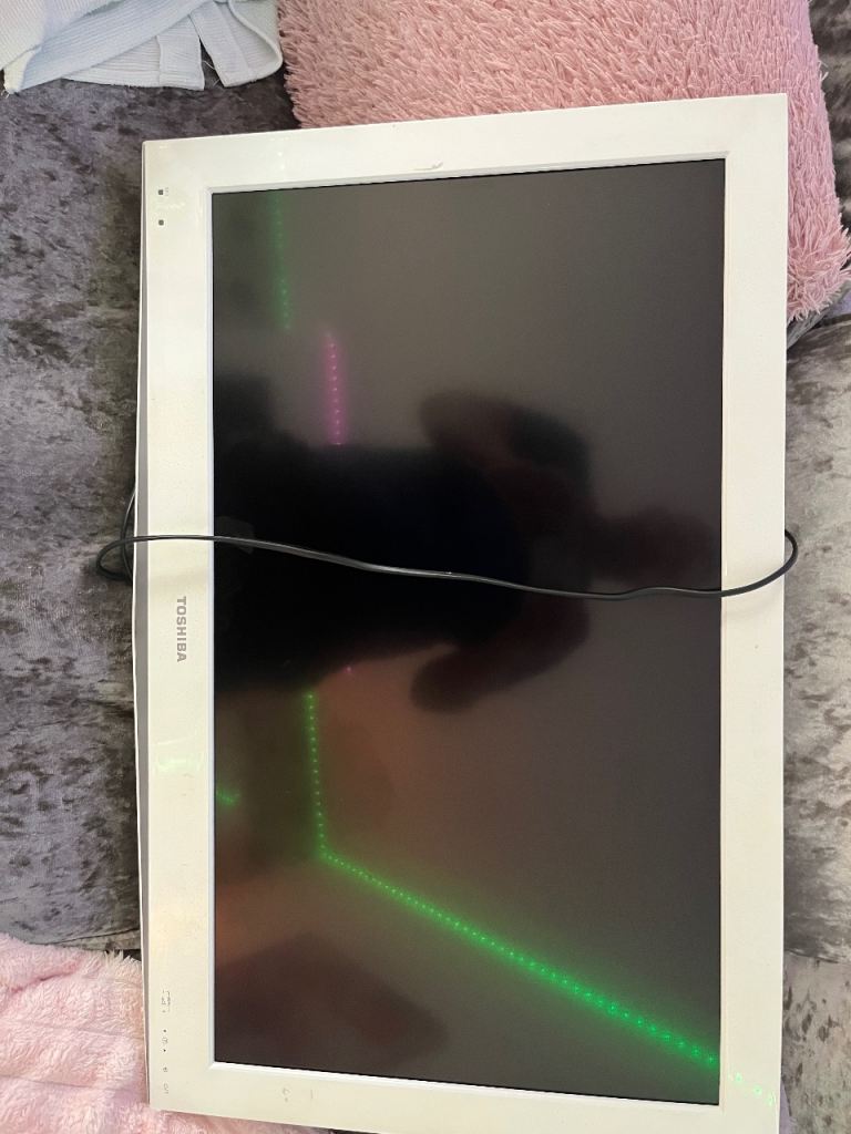 Toshiba White TV / Monitor 32 inch – Good Condition