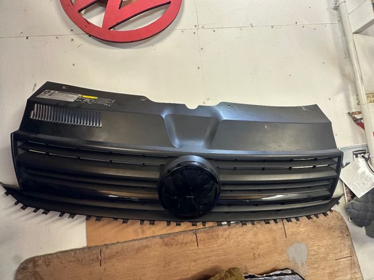 VW Transporter T5 T6 Genuine front grille with badge & gloss strip